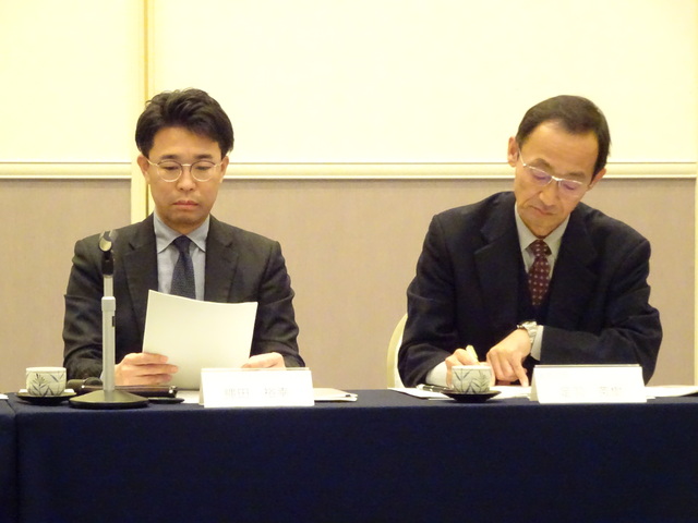1．縄田副学部長と足羽教育次長.JPG
